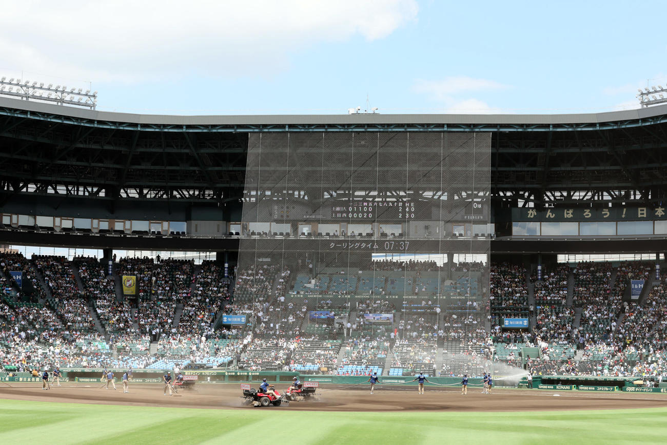 土浦日大対上田西　5回終了後、「クーリングタイム」で10分間の休憩がとられる（2023年8月6日撮影）