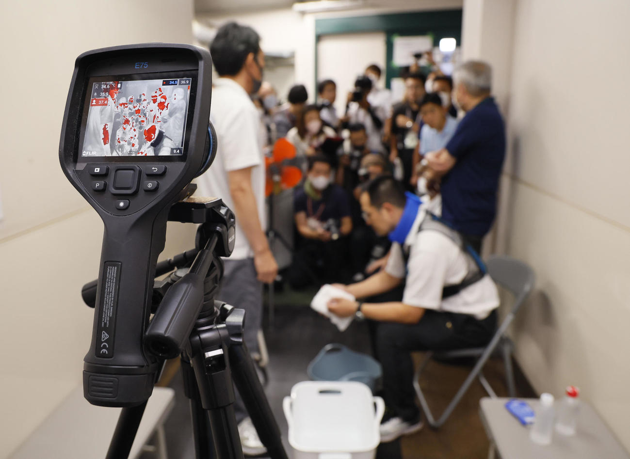 今大会から導入されるクーリングタイムで、選手が体を冷やしたり、水分を補給したりするベンチ裏のクーリングスペース。サーモグラフィーや冷風機、冷却用品などが用意されている（2023年8月5日撮影）