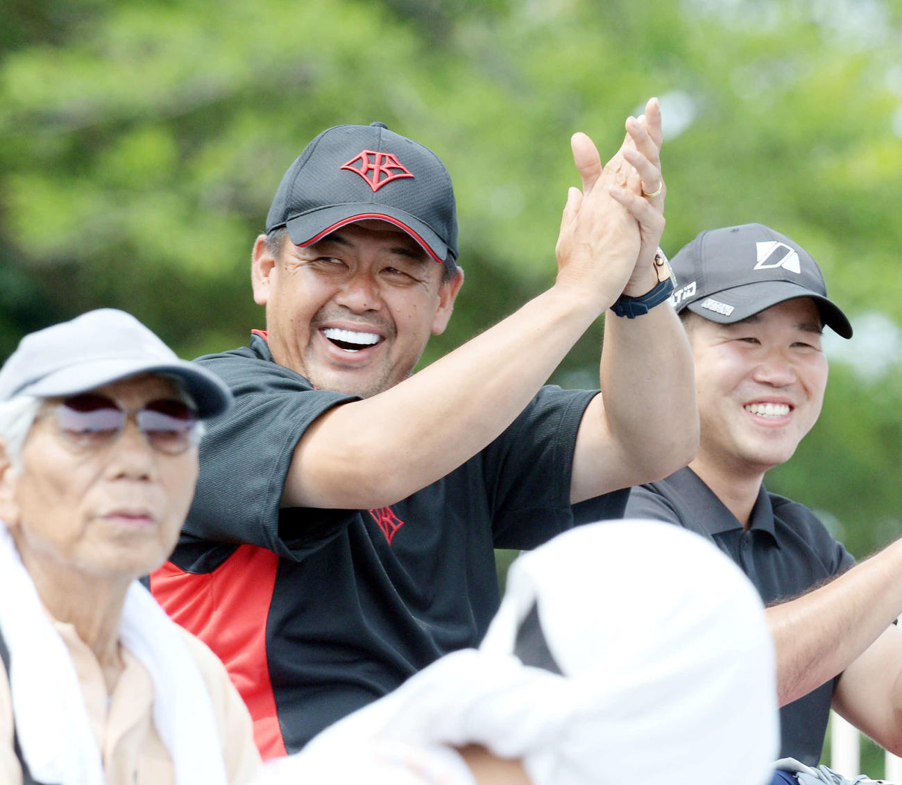 2017年7月、浜松開誠館の得点に手をたたいて喜ぶ中村紀洋コーチ