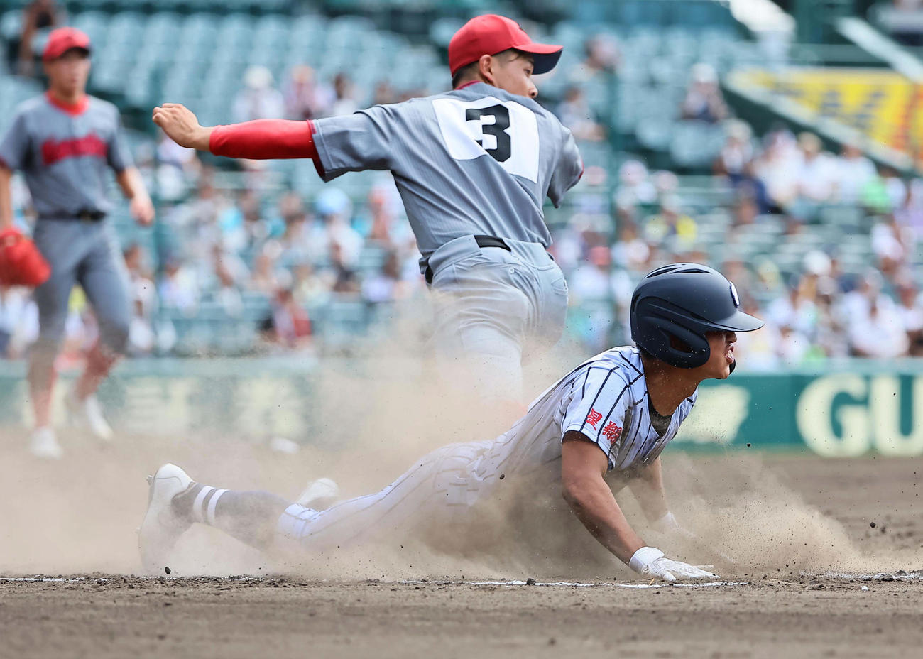 東海大熊本星翔対浜松開誠館　9回表東海大熊本星翔無死、一塁へヘッドスライディングするも二ゴロに倒れる百崎（撮影・上田博志）