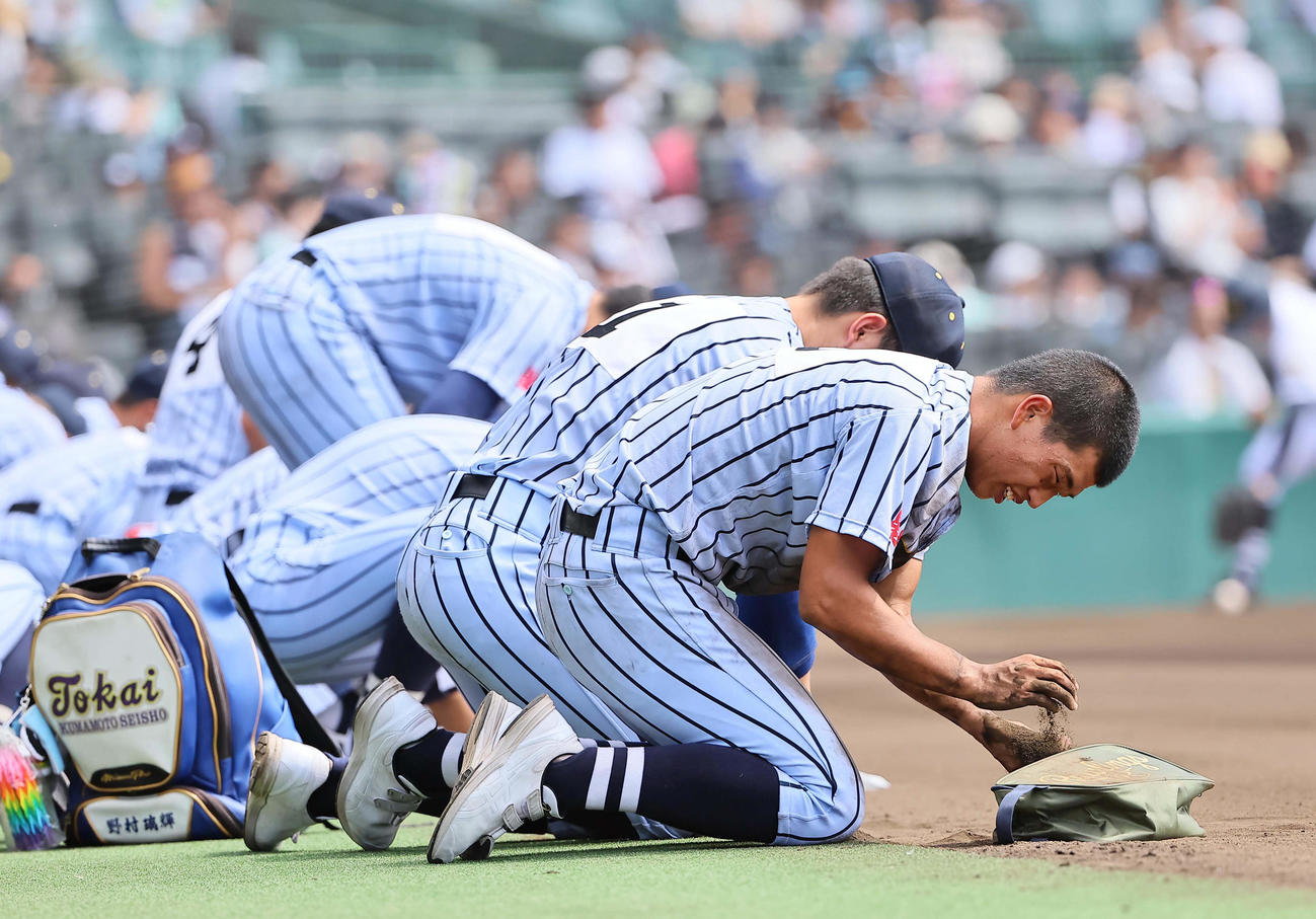 浜松開誠館に敗れ、涙を流しながら甲子園の土を集める東海大熊本星翔・百崎（撮影・上田博志）