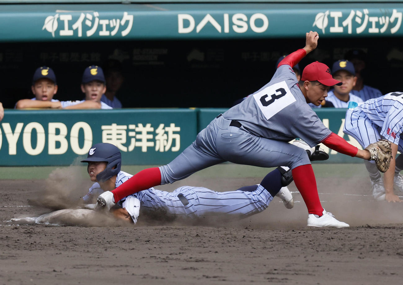 東海大熊本星翔対浜松開誠館　9回表東海大熊本星翔無死、百崎は一塁にヘッドスライディングするが二ゴロに倒れる。右は一塁手加藤（撮影・上山淳一）