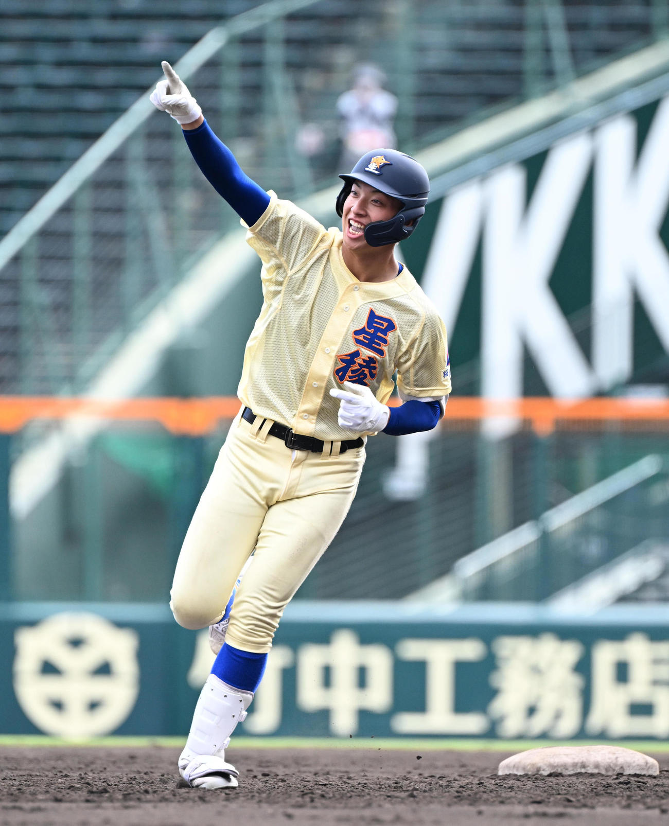 星稜対創成館　9回表星稜無死三塁、左越え2点本塁打を放った武内はポーズを取りダイヤモンドを1周する（撮影・和賀正仁）