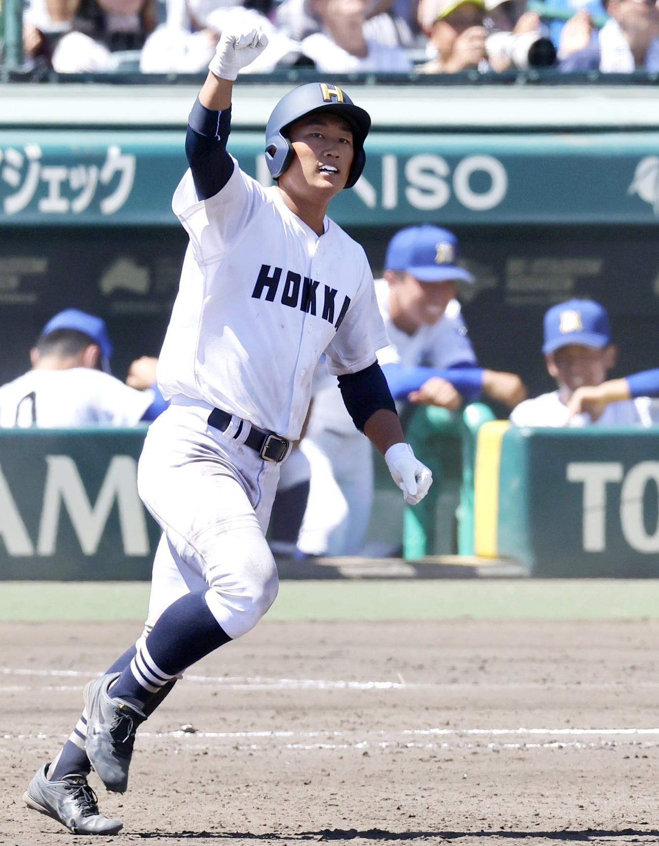 明豊対北海　タイブレーク10回裏北海1死一、三塁、大石はサヨナラ左前適時打を放ちガッツポーズする（撮影・上山淳一）