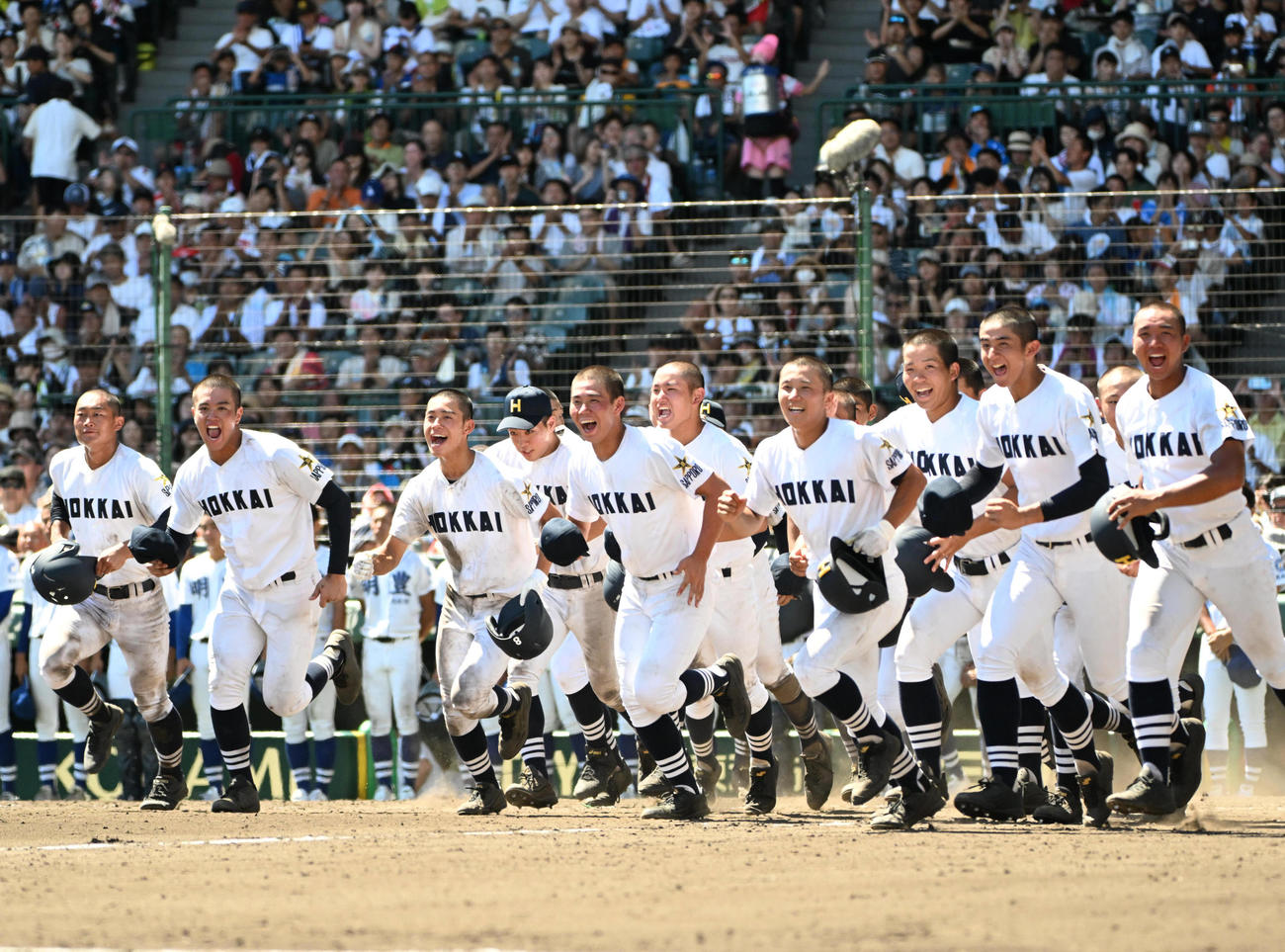 明豊対北海　明豊に勝利した北海の選手たちは笑顔で応援団の元へダッシュ（撮影・石井愛子）