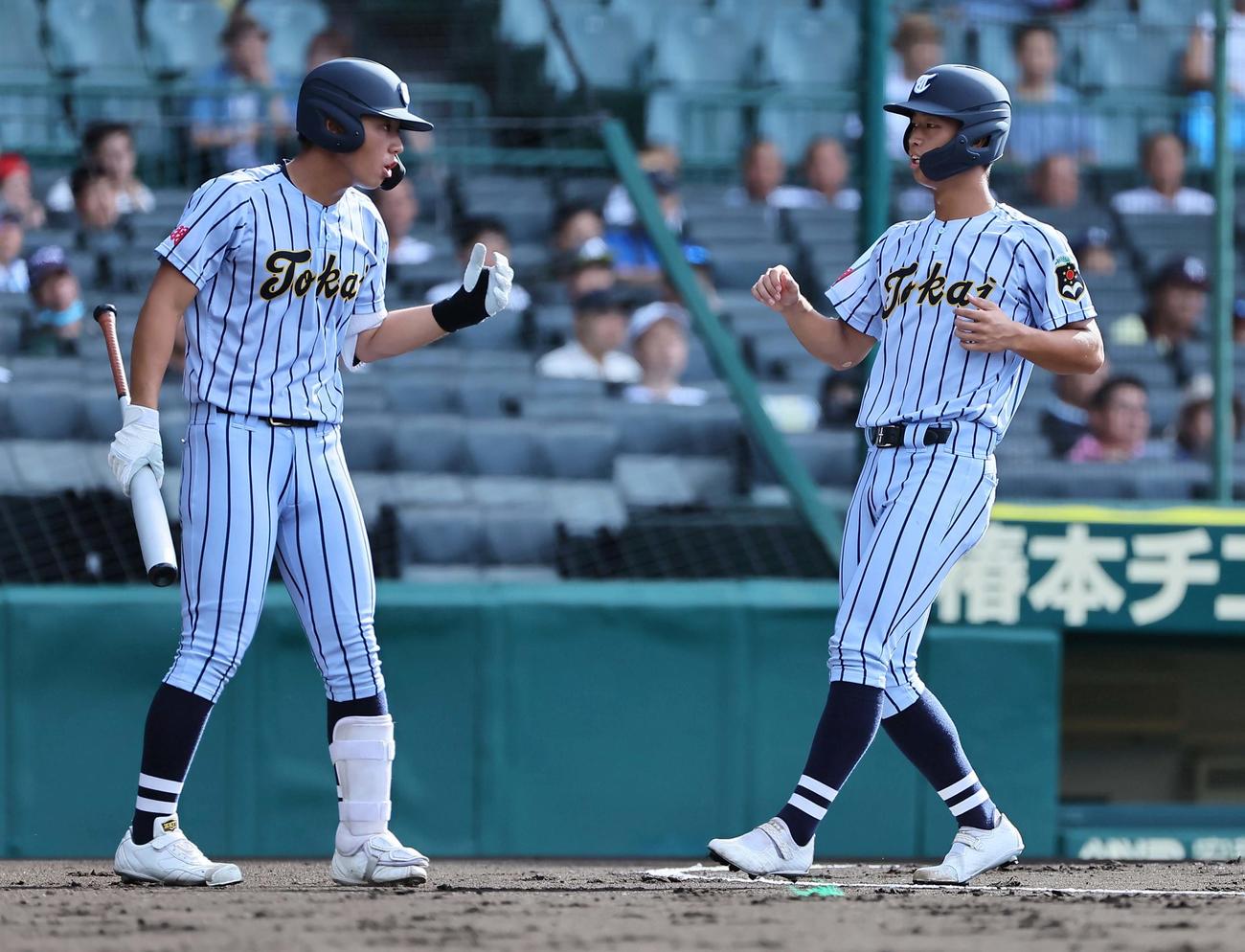 東海大熊本星翔対浜松開誠館　1回表東海大熊本星翔1死三塁、百崎（右）は渡嘉敷の遊ゴロの間に生還する（撮影・上田博志）