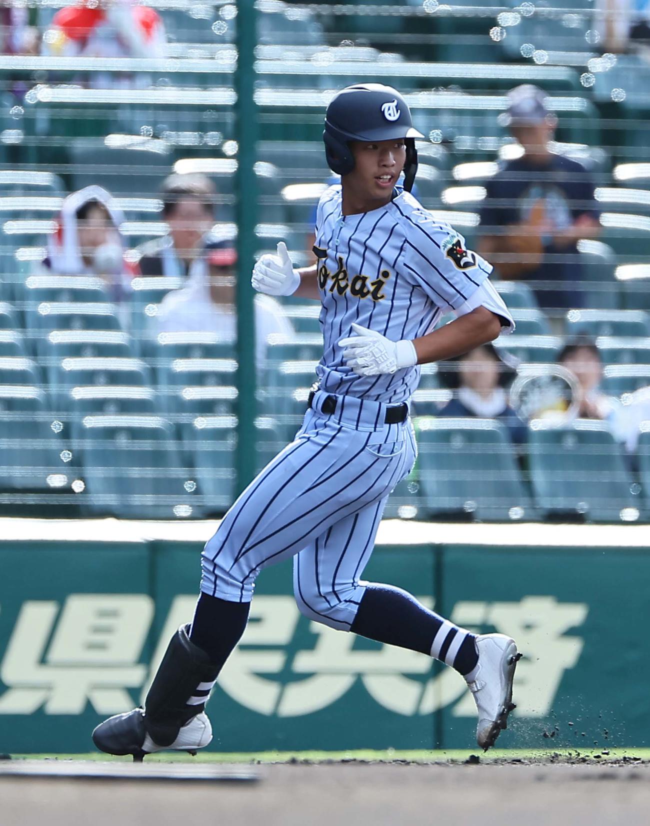 東海大熊本星翔対浜松開誠館　1回表東海大熊本星翔無死、二塁打を放った百崎は守備の乱れの間に三塁へ向かう（撮影・上田博志）