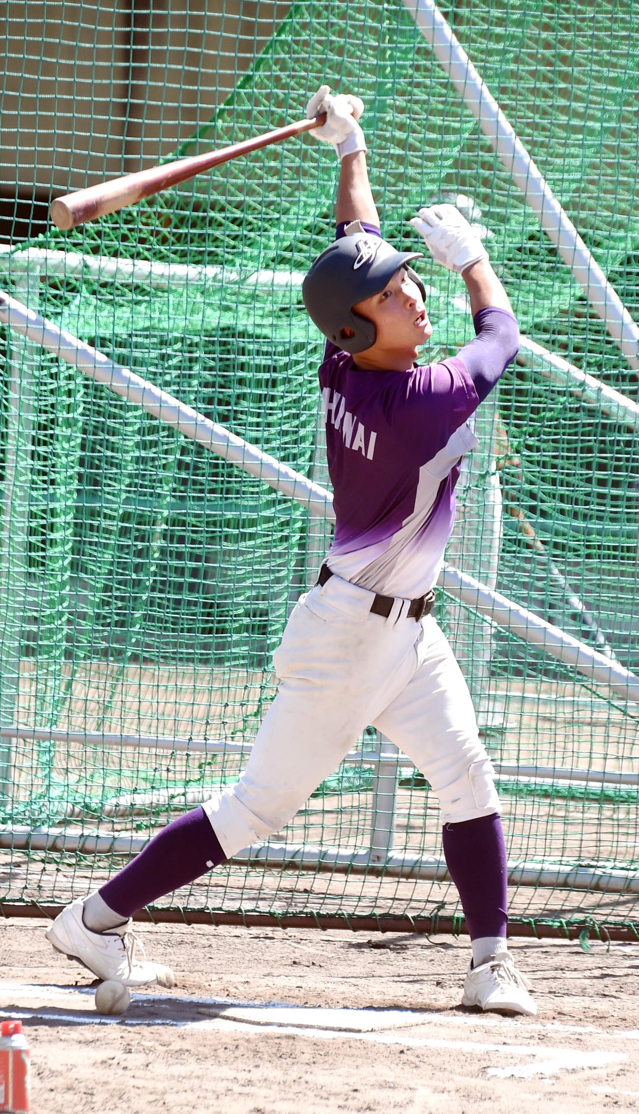 フリー打撃で打球の行方を見る花巻東・広内
