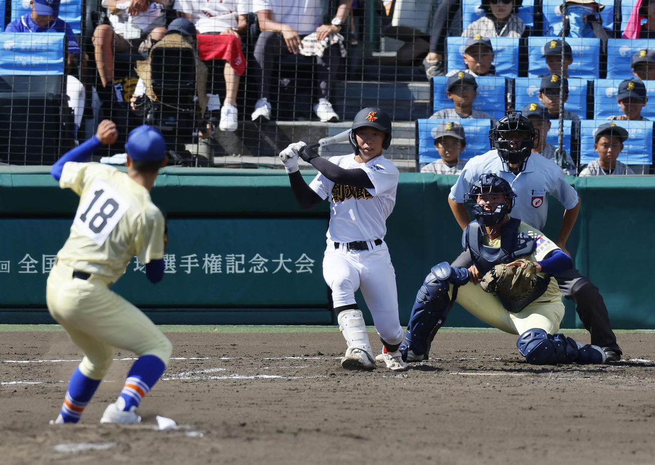 星稜対創成館　2回裏創成館1死満塁、永本は右前適時打を放つ（撮影・藤尾明華）