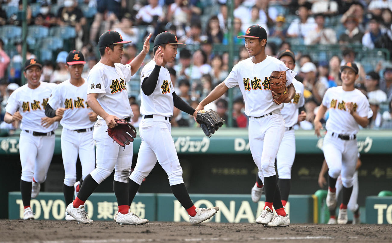 星稜対創成館　星稜に勝利しタッチを交わす創成館・永本（中央）ら（撮影・和賀正仁）