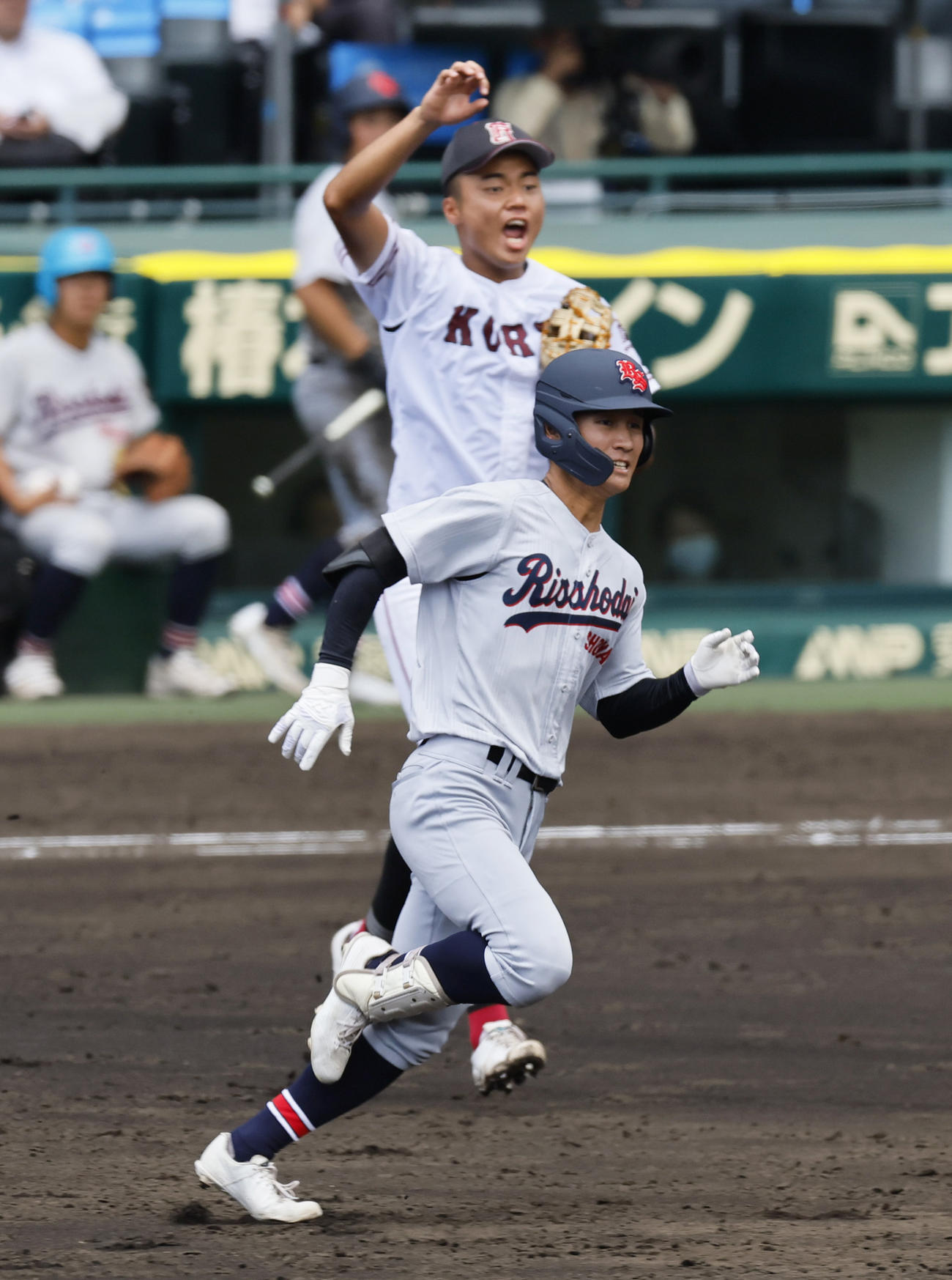 立正大淞南対広陵　5回表立正大淞南2死二塁、坂川（手前）は中越え適時三塁打を放ち二塁へ向かう。上は一塁手真鍋（撮影・上山淳一）