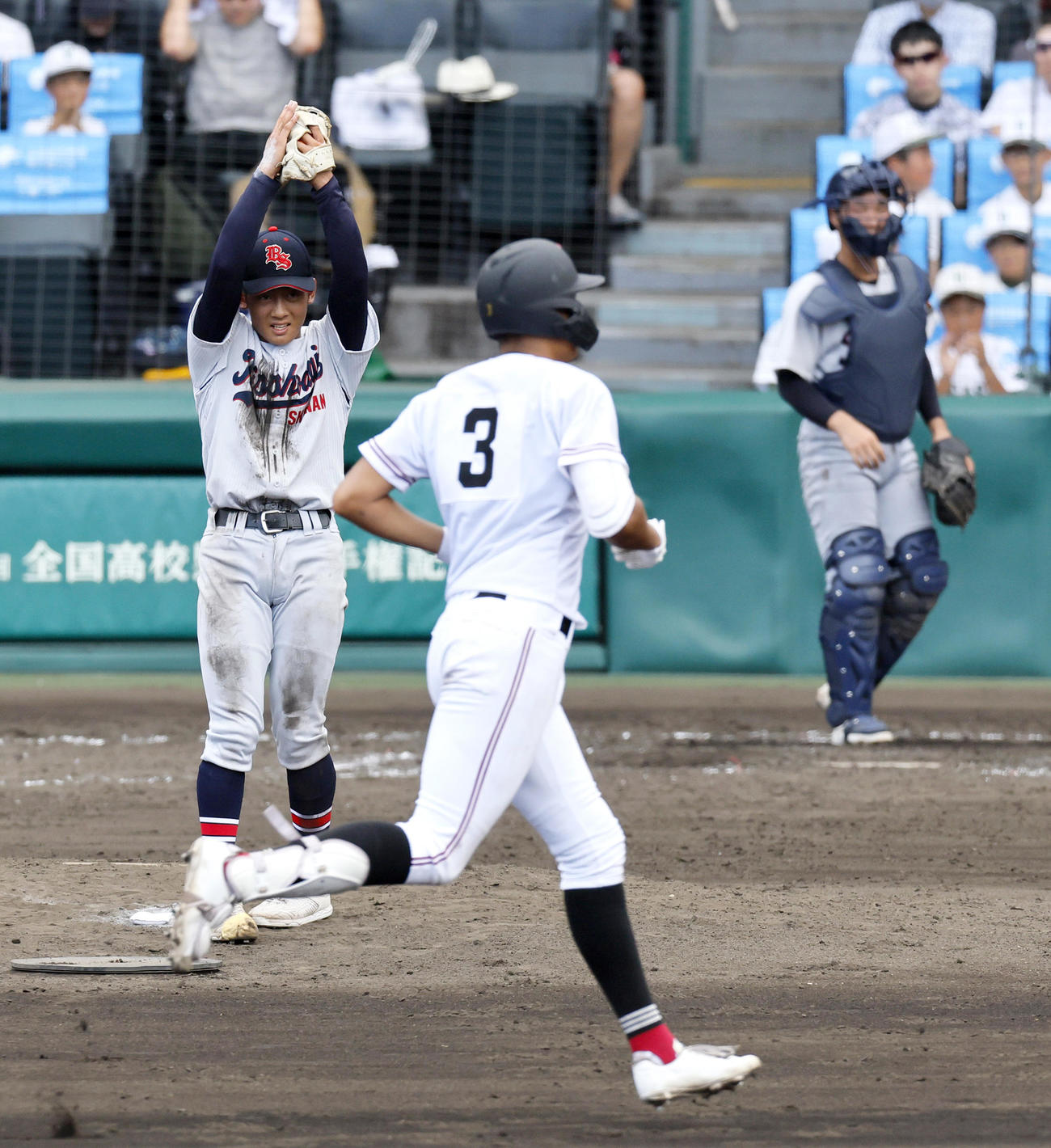 立正大淞南対広陵　5回裏広陵1死、日野（左）は真鍋（手前）を中飛に仕留め喜ぶ（撮影・上山淳一）
