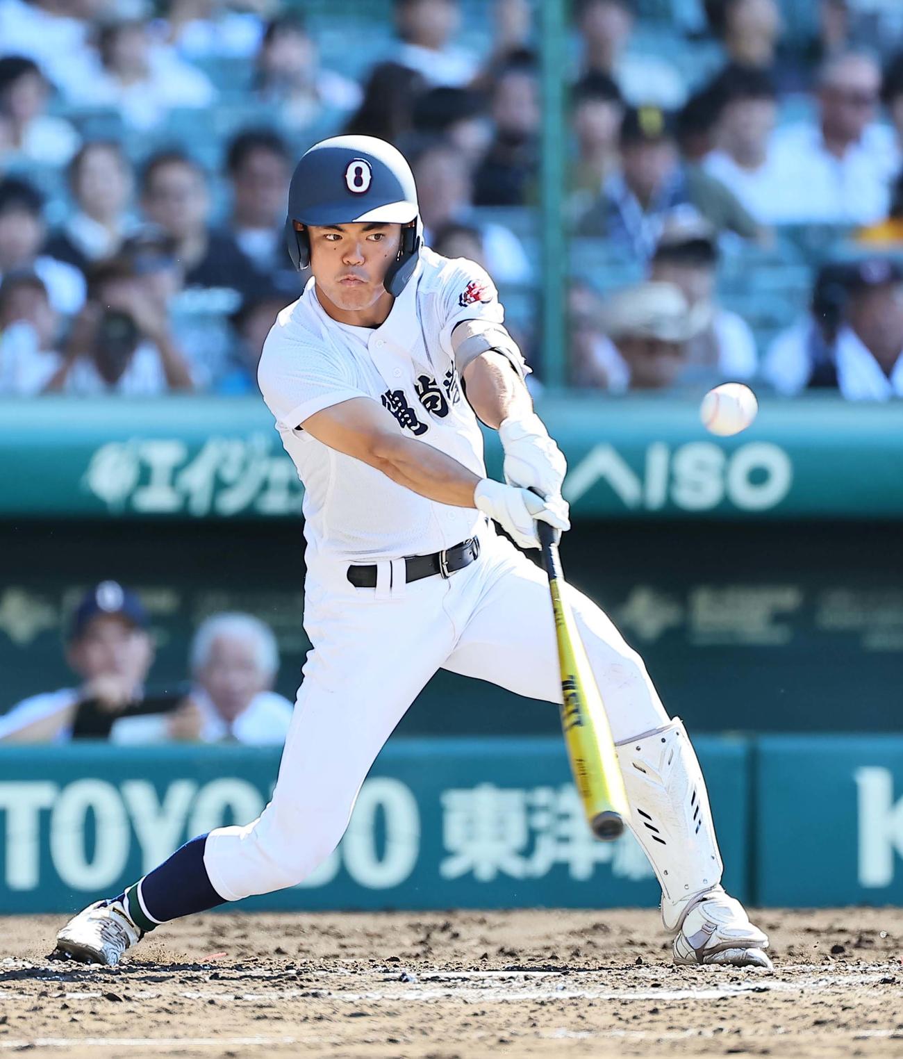 いなべ総合学園対沖縄尚学　2回裏沖縄尚学2死満塁、知花は右翼線へ2点適時二塁打を放つ（撮影・上田博志）
