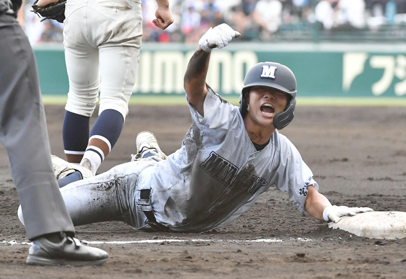 文星芸大付対宮崎学園　4回裏宮崎学園1死満塁、右前適時打と右翼手の山田の後逸で逆転に成功し、三塁に到達した丸山は雄たけびを上げてガッツポーズする（撮影・岩下翔太）