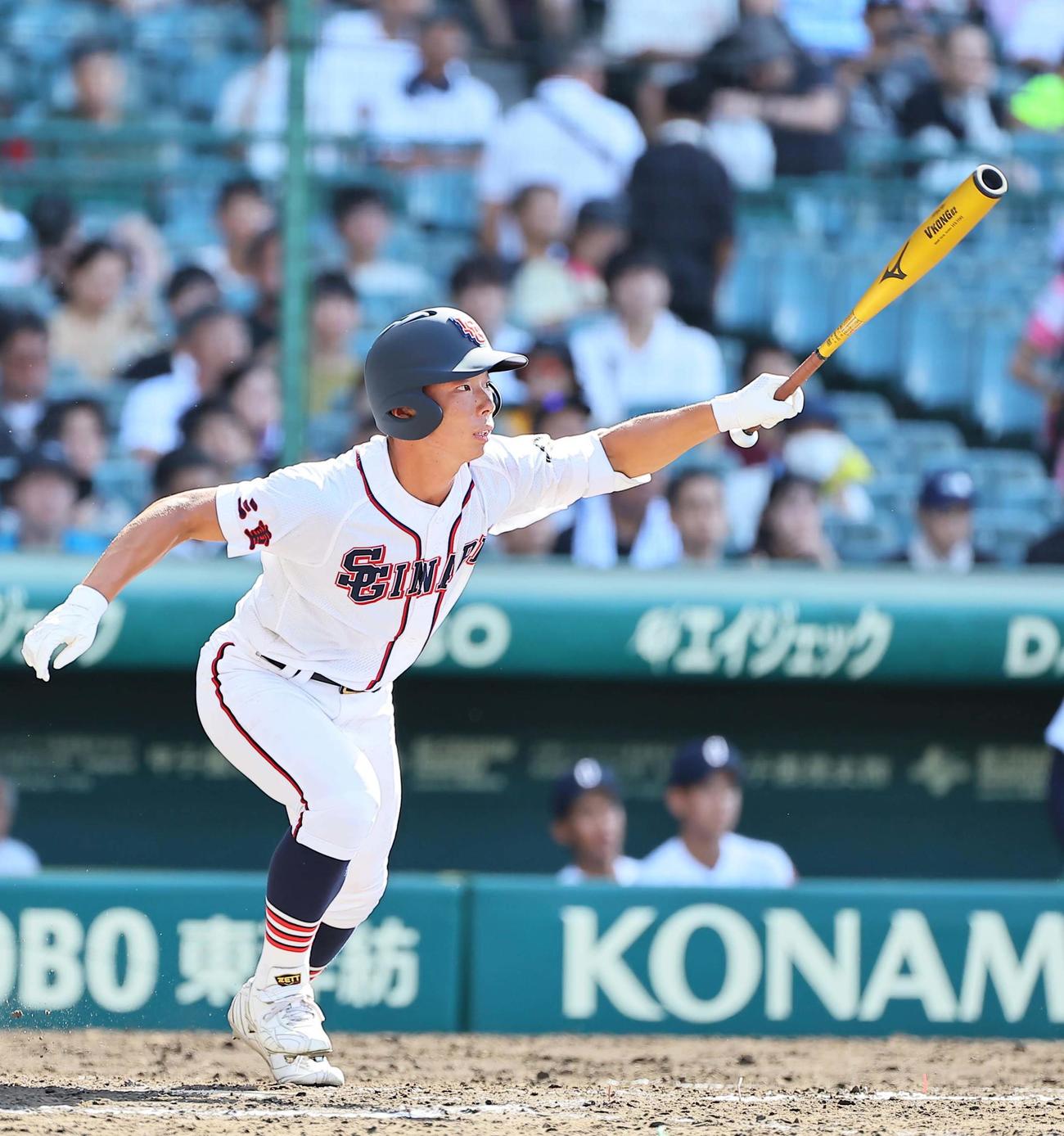 いなべ総合学園対沖縄尚学　4回表いなべ総合学園2死、堂上は中前打を放つ（撮影・上田博志）