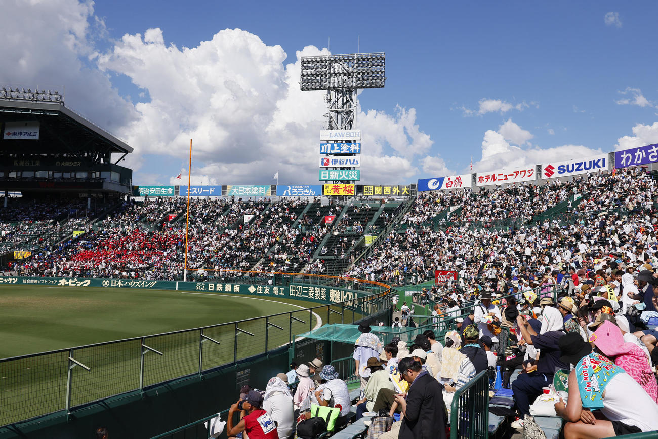 北陸対慶応　満員の甲子園球場（撮影・藤尾明華）