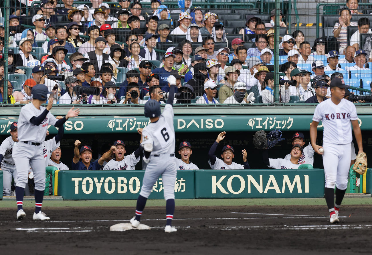 立正大淞南対広陵　2回表立正大淞南2死一、二塁、竹内（手前）の右前適時打で先制し盛り上がる立正大淞南ナイン。右は一塁手真鍋（撮影・上山淳一）