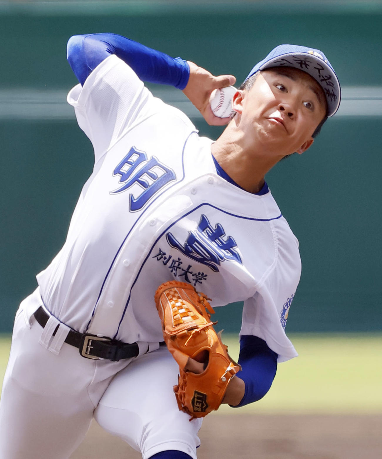 明豊対北海　明豊先発の中山。帽子のツバには「孝成と共に」と記されていた（撮影・藤尾明華）