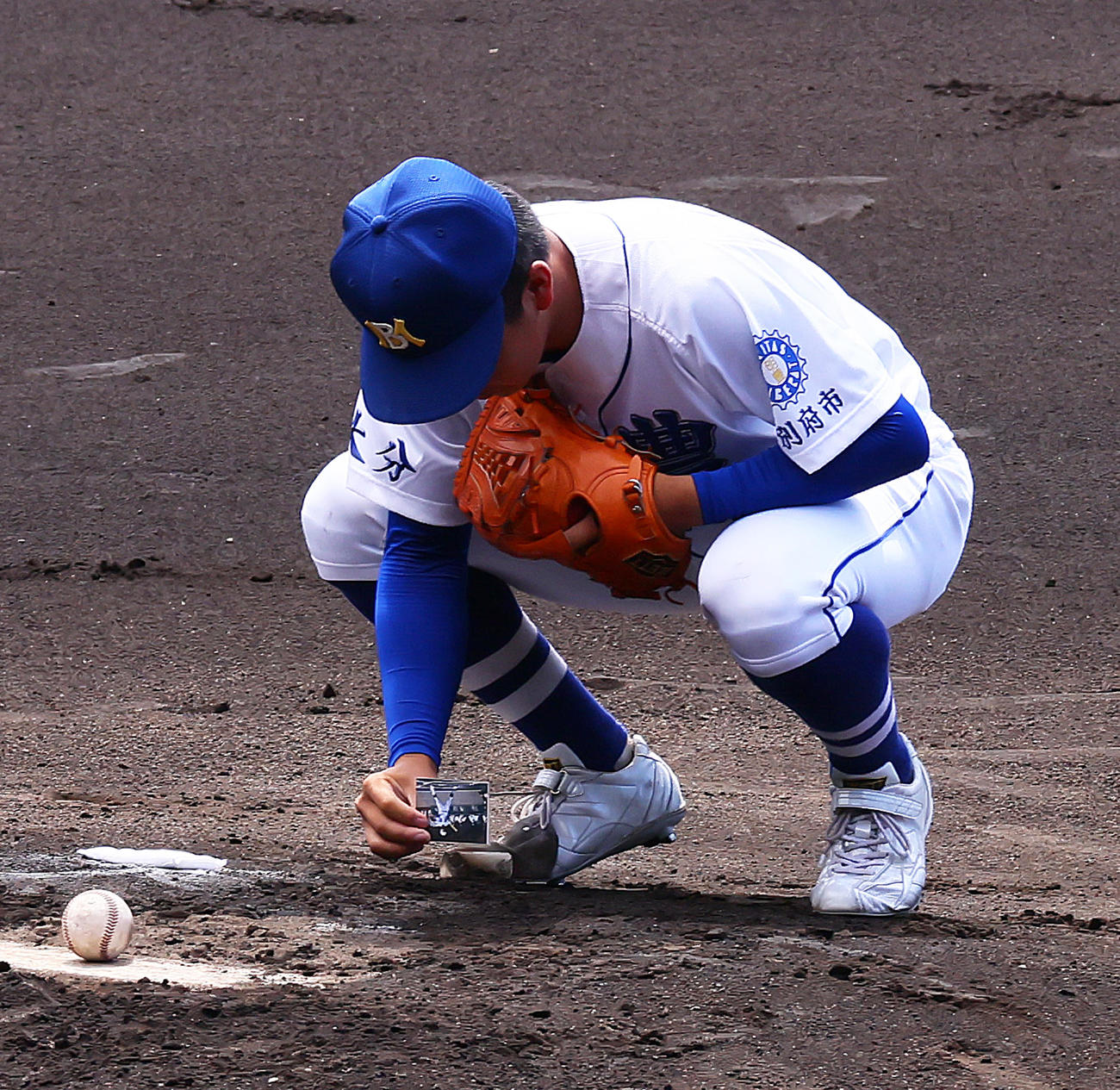 明豊対北海　明豊先発の中山は吉川さんの写真を手にマウンドに上がる（撮影・足立雅史）