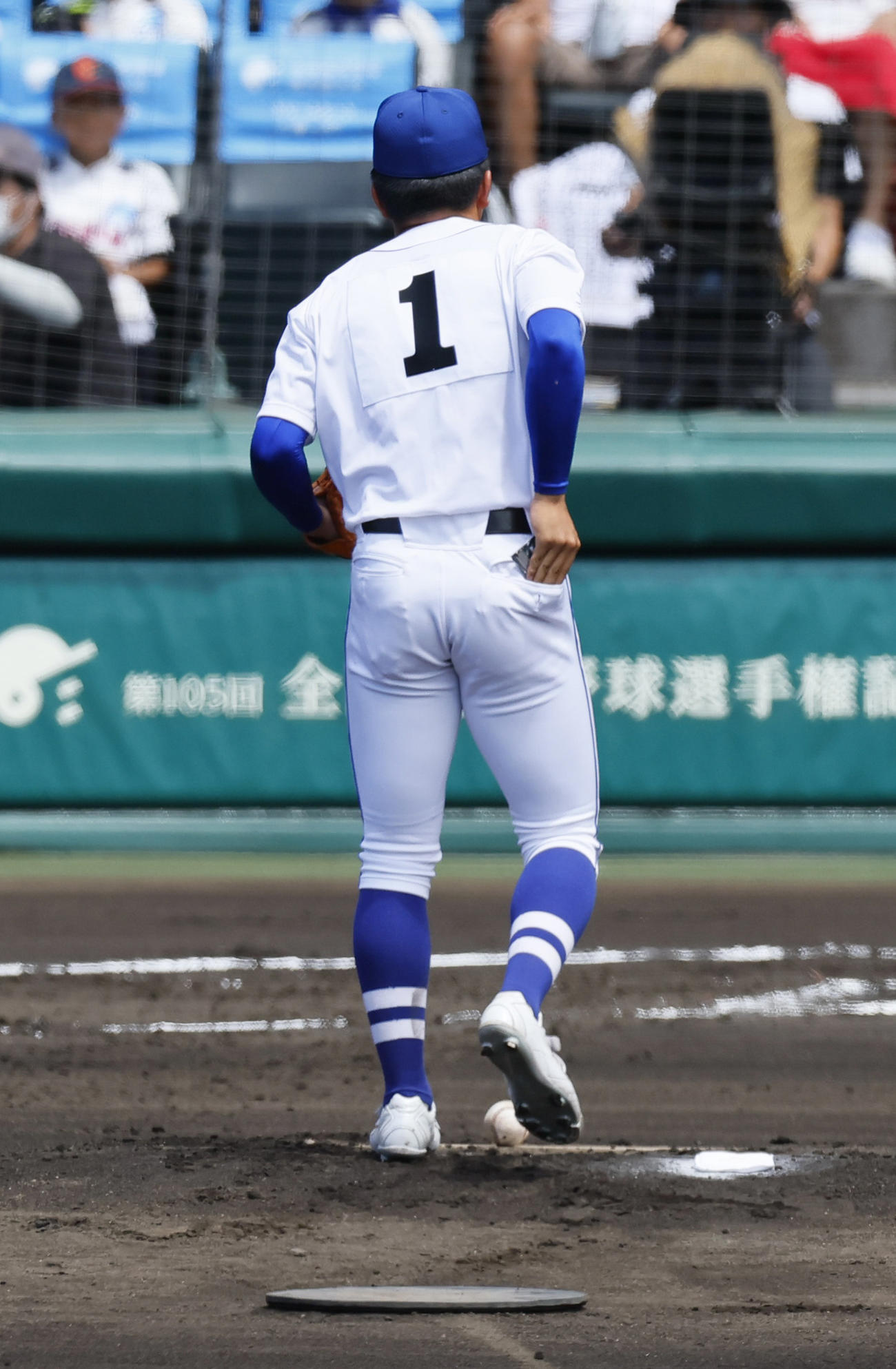 明豊対北海　吉川孝成さんの写真をマウンドにつけポケットに入れる明豊先発の中山（撮影・上山淳一）