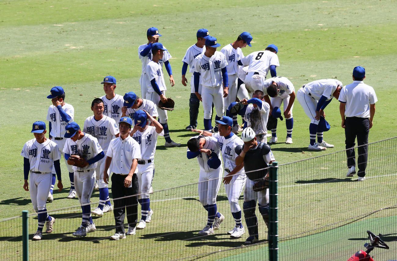 明豊対北海　サヨナラ負けを喫しがっくりと引き揚げる明豊の選手ら（撮影・足立雅史）
