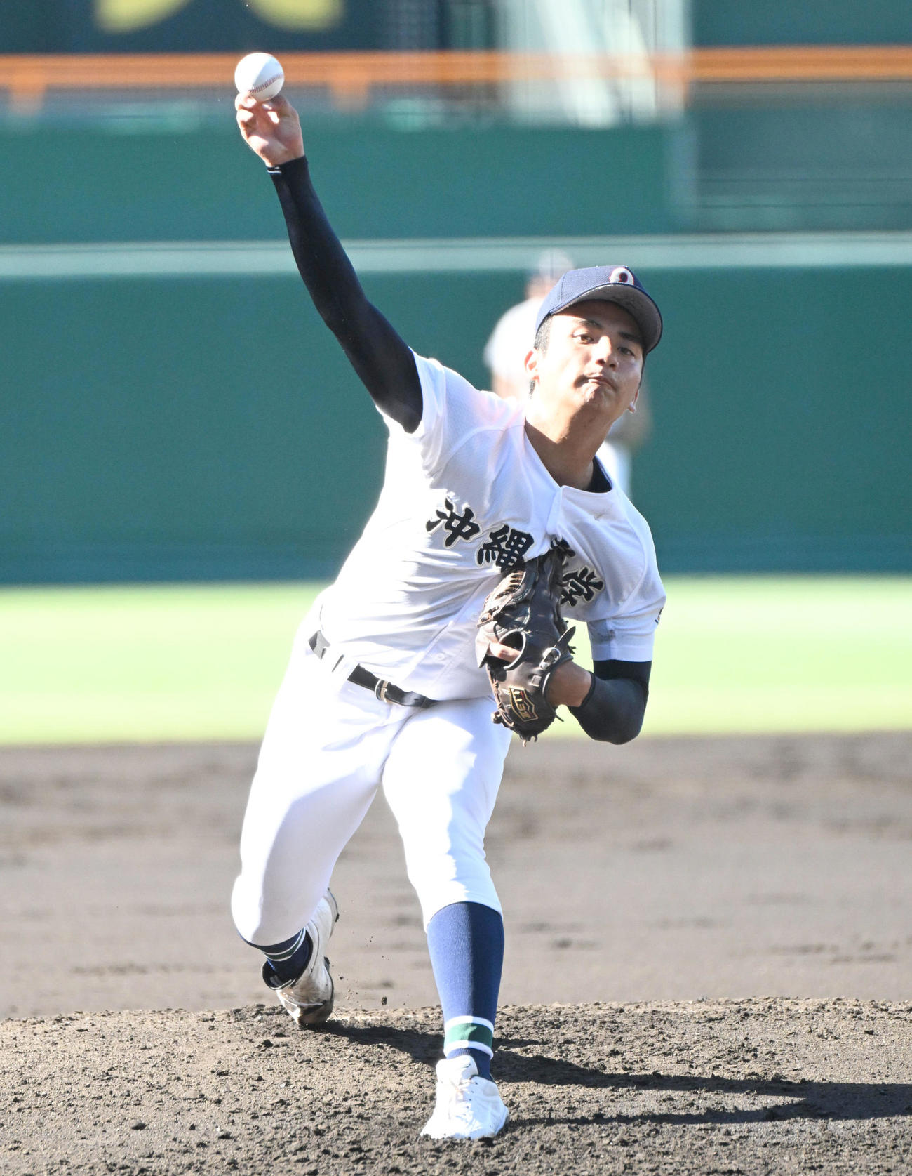 いなべ総合学園対沖縄尚学　沖縄尚学先発の東恩納（撮影・石井愛子）