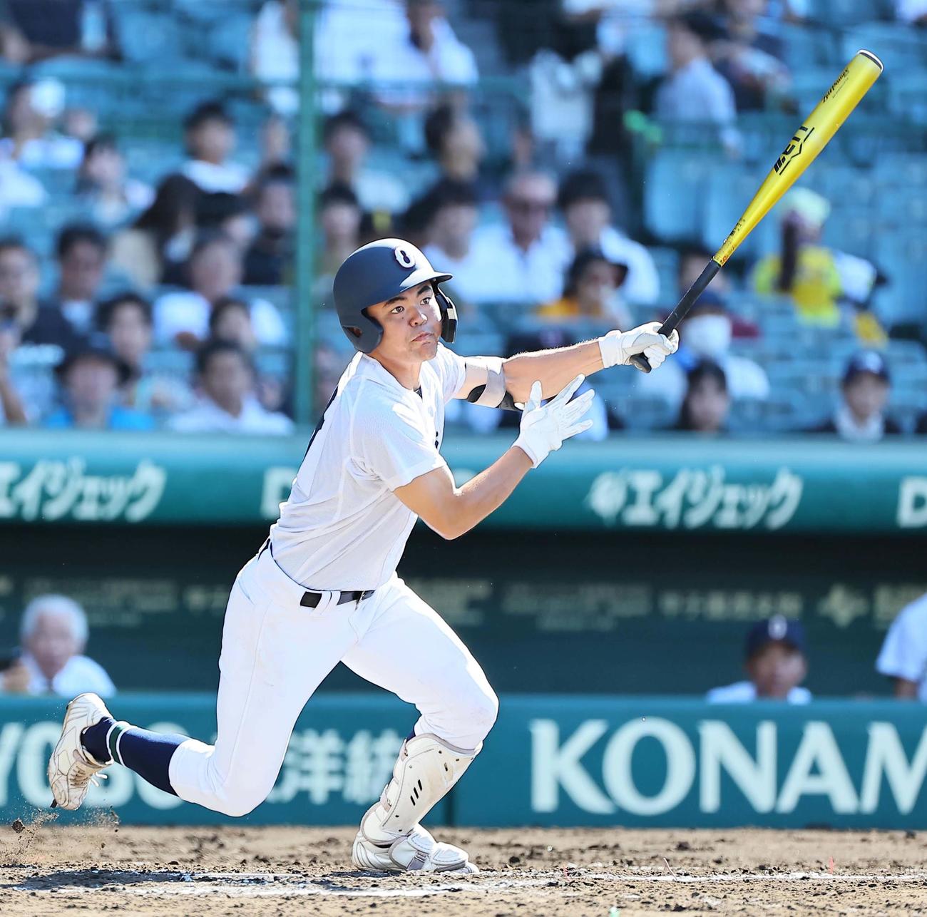 いなべ総合学園対沖縄尚学　2回裏沖縄尚学2死満塁、知花は右翼線へ2点適時二塁打を放つ（撮影・上田博志）