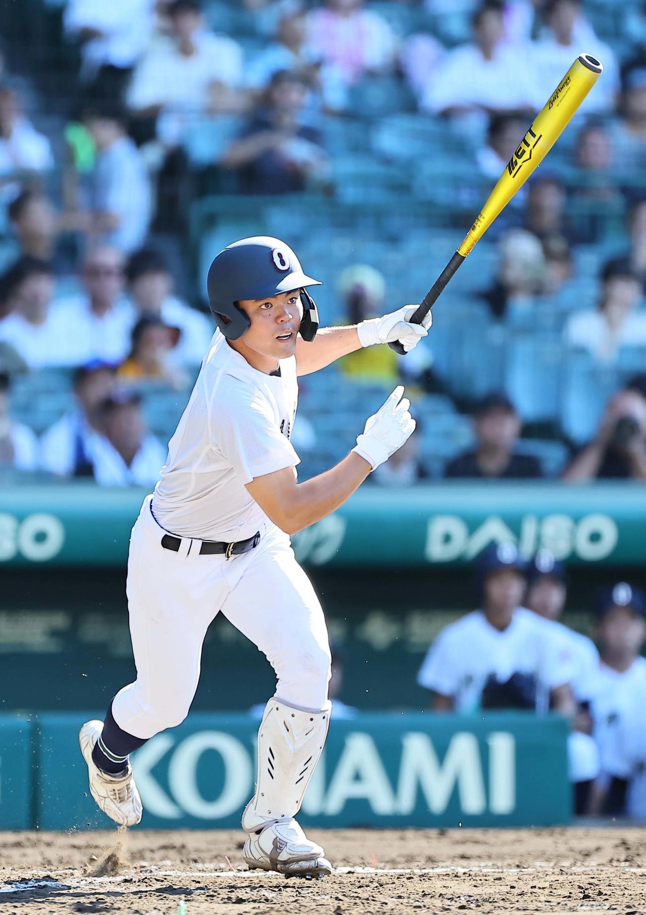 いなべ総合学園対沖縄尚学　2回裏沖縄尚学2死満塁、知花は右翼線へ2点適時二塁打を放つ（撮影・上田博志）