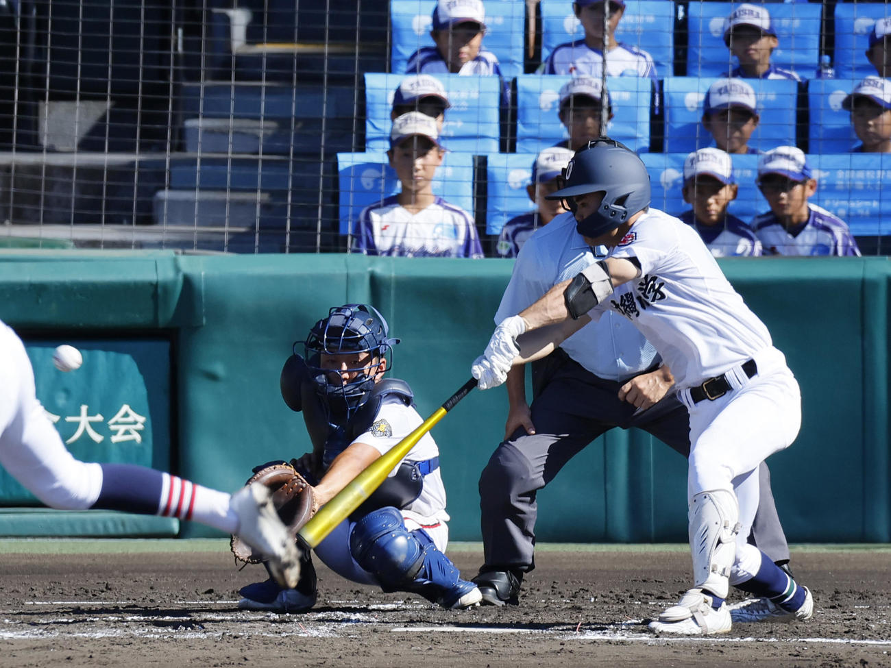 いなべ総合対沖縄尚学　2回裏沖縄尚学2死満塁、知花は右適時2点二塁打を放つ（撮影・上山淳一）