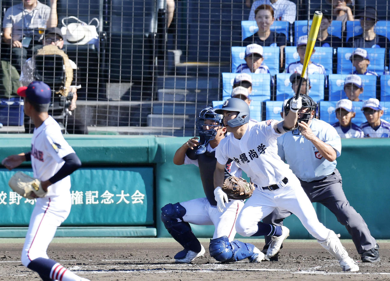いなべ総合対沖縄尚学　2回裏沖縄尚学2死満塁、知花は右適時2点二塁打を放つ。投手水野（撮影・上山淳一）