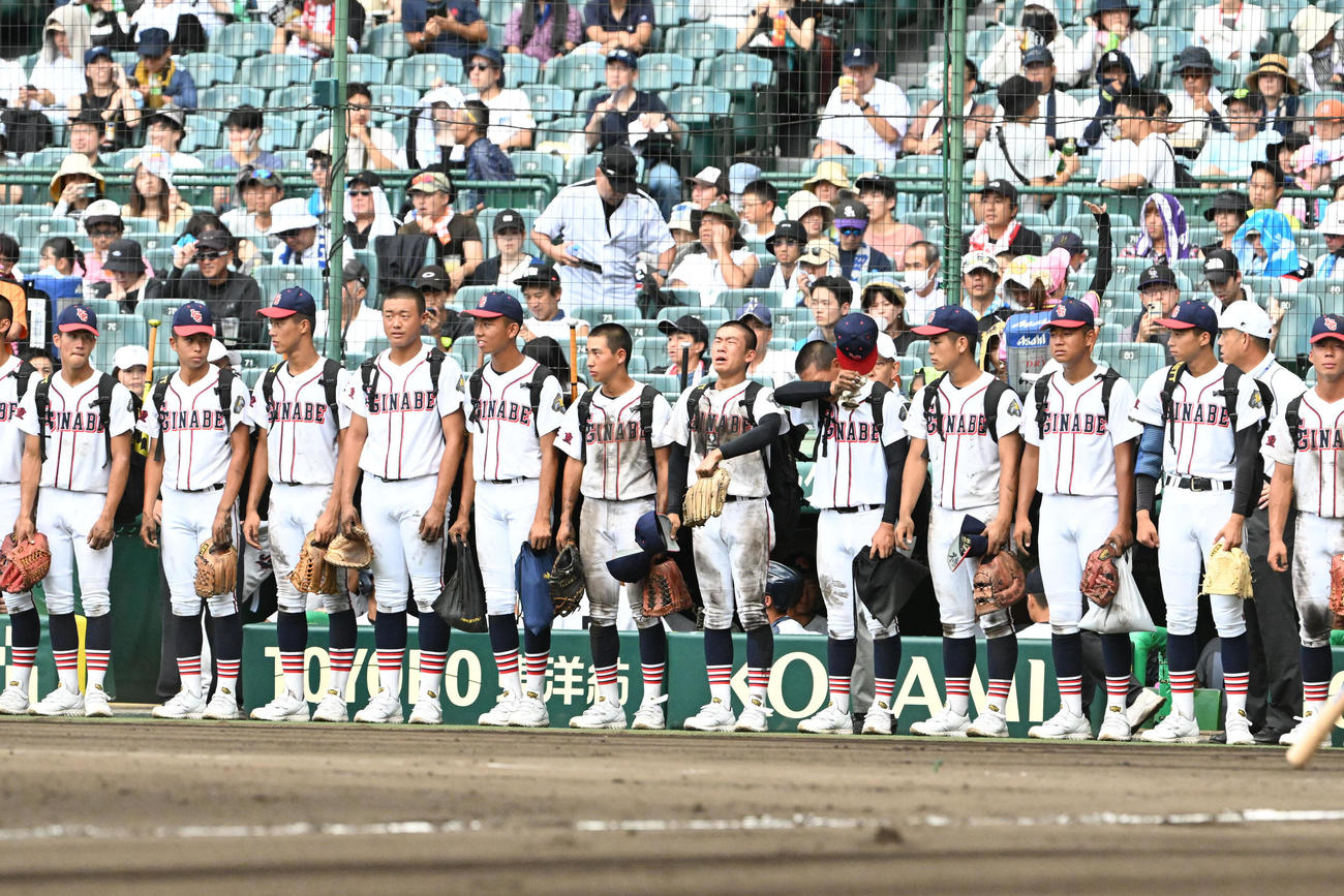 いなべ総合学園対沖縄尚学　沖縄尚学に負け肩を落とすいなべ総合学園ナイン（撮影・石井愛子）