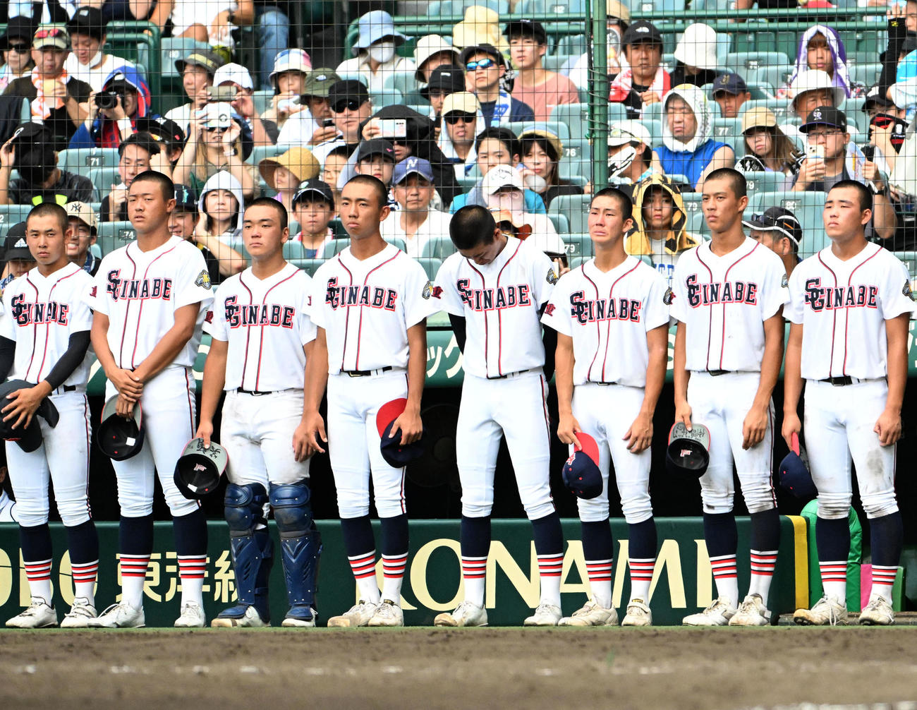 いなべ総合学園対沖縄尚学　沖縄尚学ナインに負け肩を落とすいなべ総合学園ナイン（撮影・石井愛子）