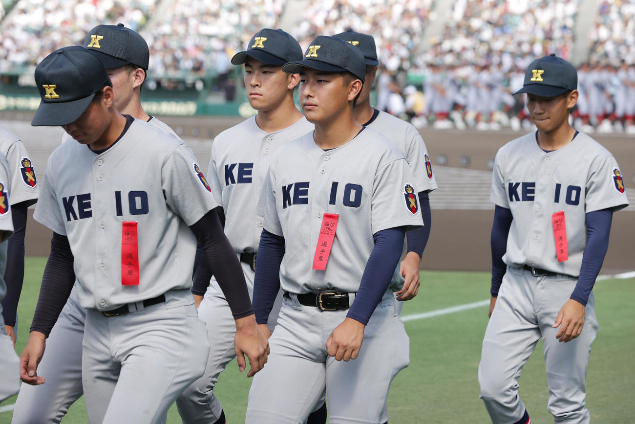 2023年8月6日、開会式で行進する清原（中央）ら慶応ナイン
