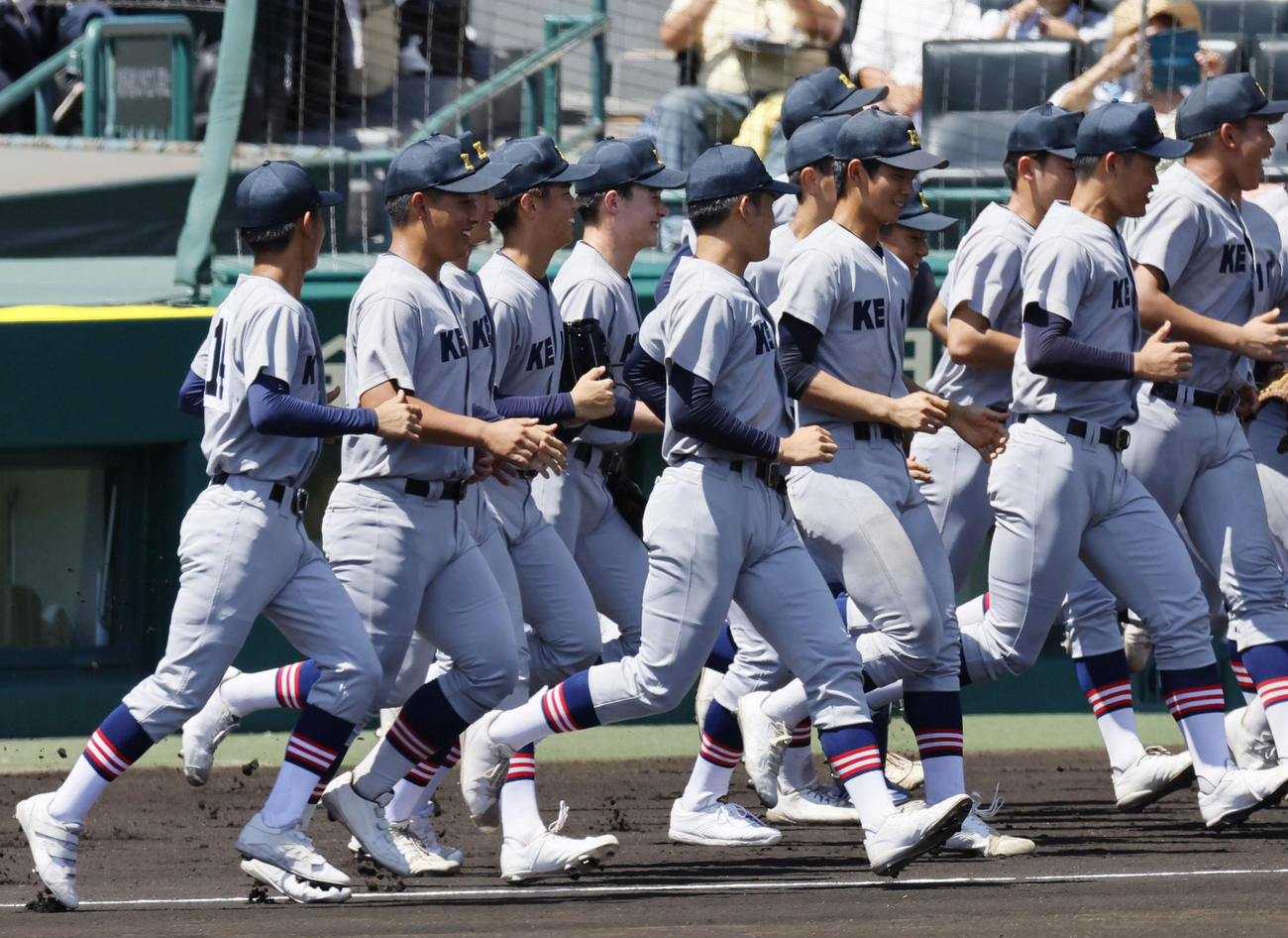 北陸対慶応　北陸戦に臨む清原（左から2人目）ら慶応ナイン（撮影・藤尾明華）