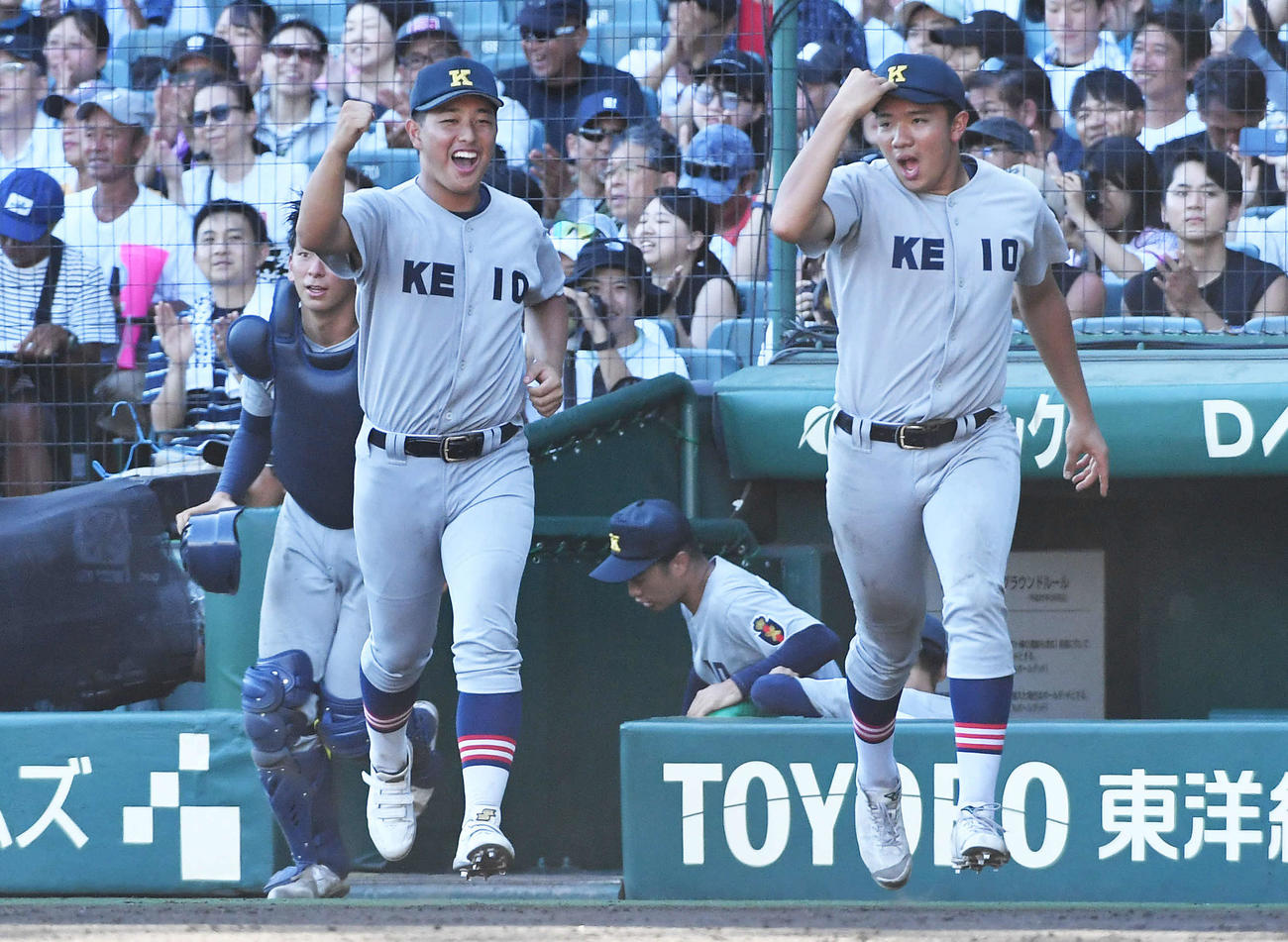 北陸対慶応　北陸に勝利し、ガッツポーズしながらベンチから駆け出す清原（左）ら慶応ナイン（撮影・岩下翔太）