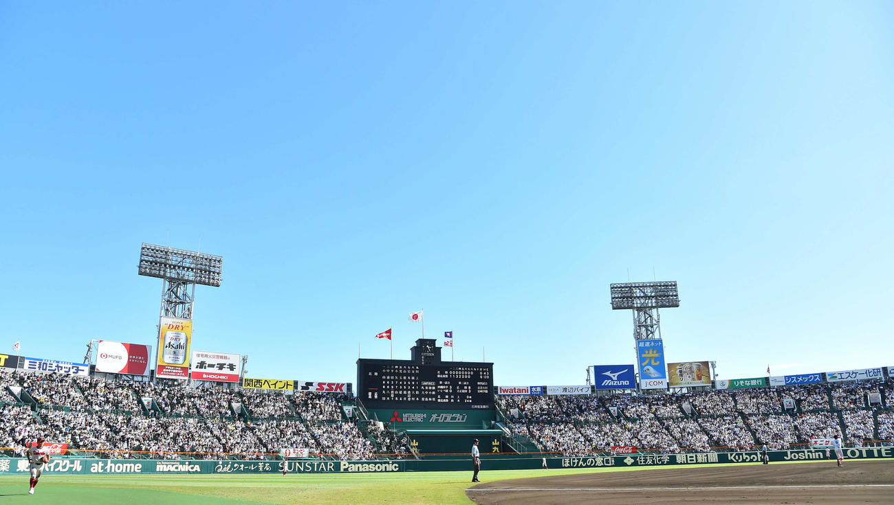 北陸対慶応　満員の甲子園球場（撮影・岩下翔太）