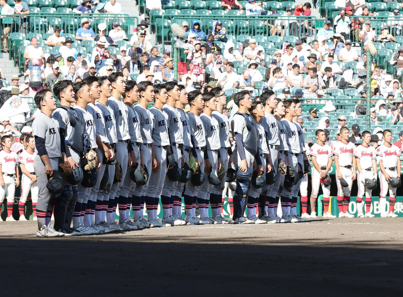 北陸対慶応　勝利し、校歌斉唱する慶応ナイン（撮影・宮地輝）
