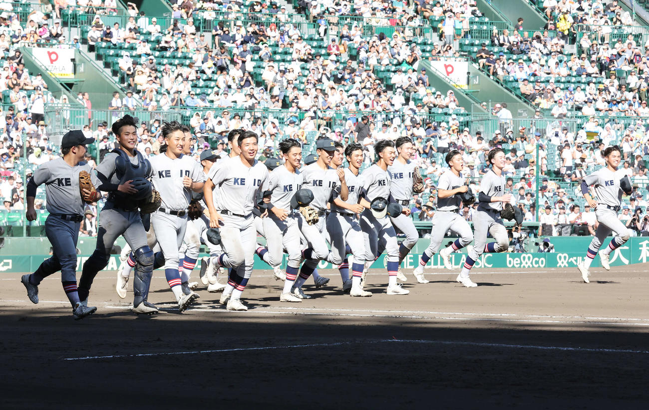 北陸対慶応　勝利し、駆け出す慶応ナイン（撮影・宮地輝）