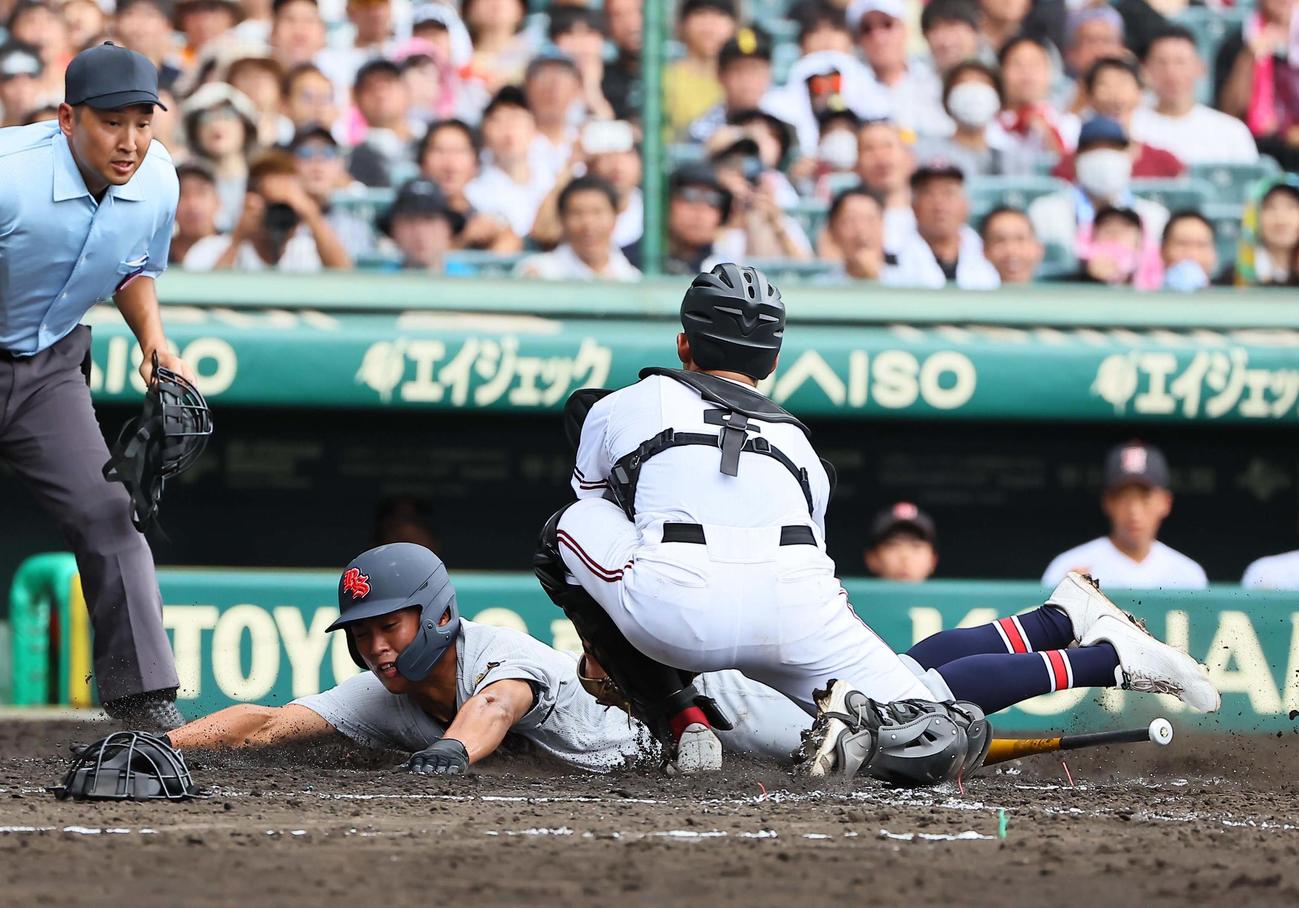 立正大淞南対広陵　2回表立正大淞南1死一、三塁、新地のバントで生還を狙うも憤死する木下（撮影・上田博志）