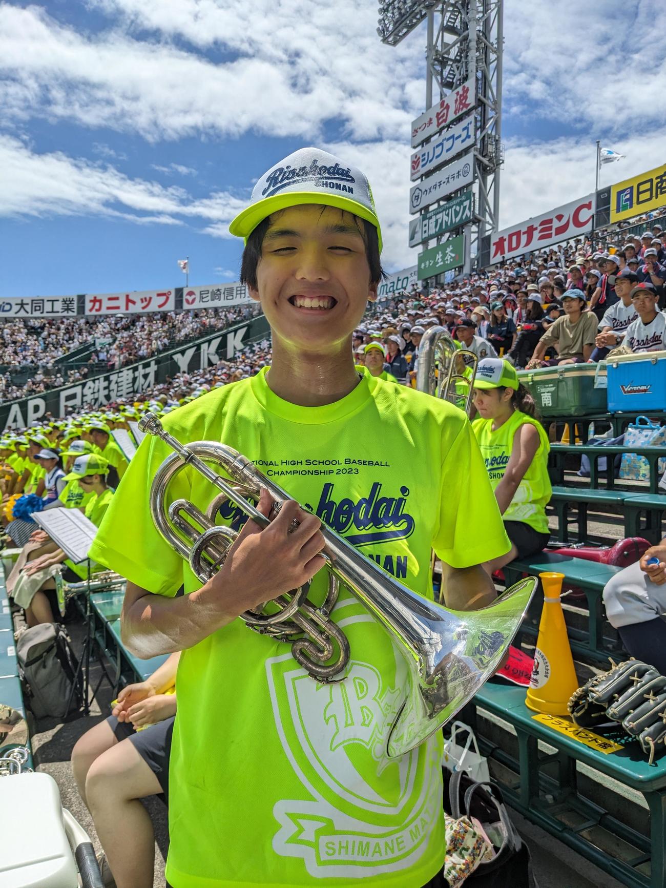 メロフォンを手に笑顔を見せるマーチングバンド部の山内部長（撮影・濱本神威）
