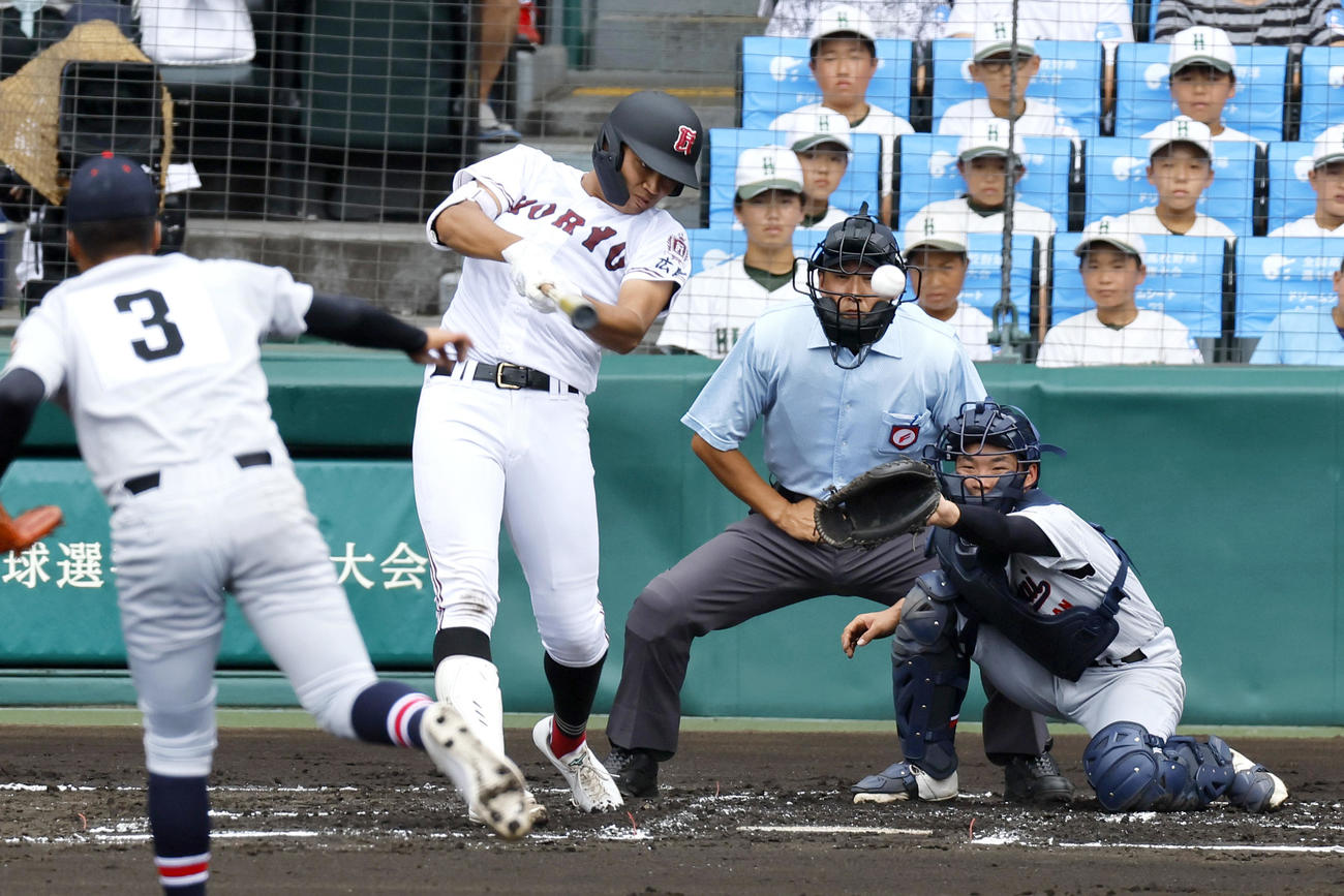 立正大淞南対広陵　1回裏広陵2死、真鍋は左前打を放つ（撮影・上山淳一）
