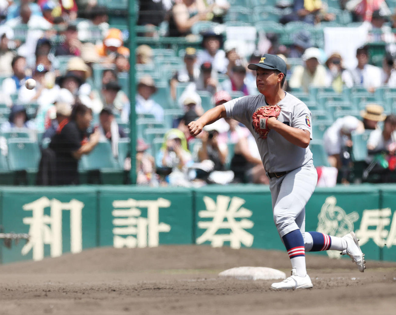 北陸対慶応　試合前ノックを行う慶応・清原（撮影・宮地輝）