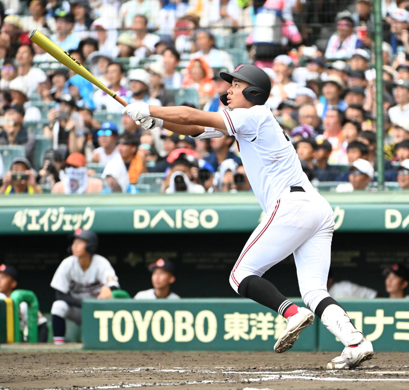 立正大淞南対広陵　6回裏広陵2死満塁、真鍋は左へ3点適時二塁打を放つ（撮影・石井愛子）