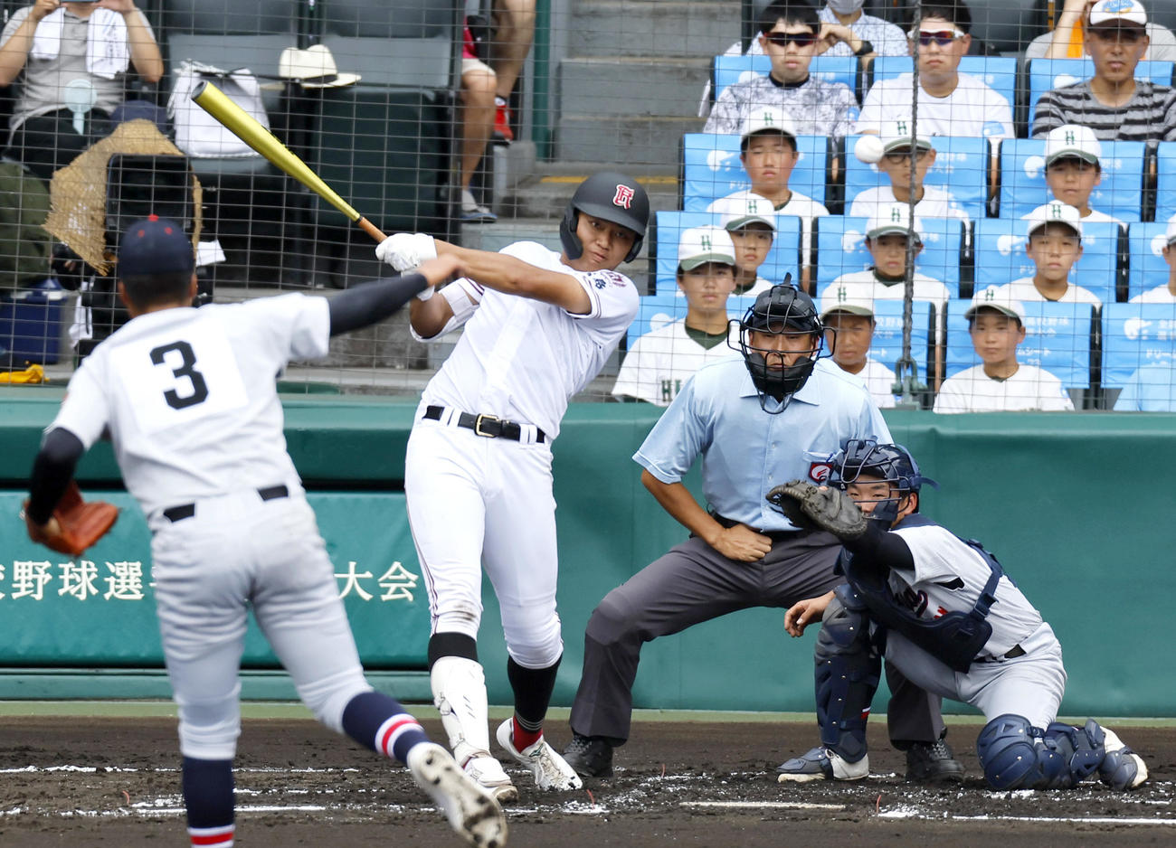 立正大淞南対広陵　1回裏広陵2死、真鍋は左前打を放つ（撮影・上山淳一）