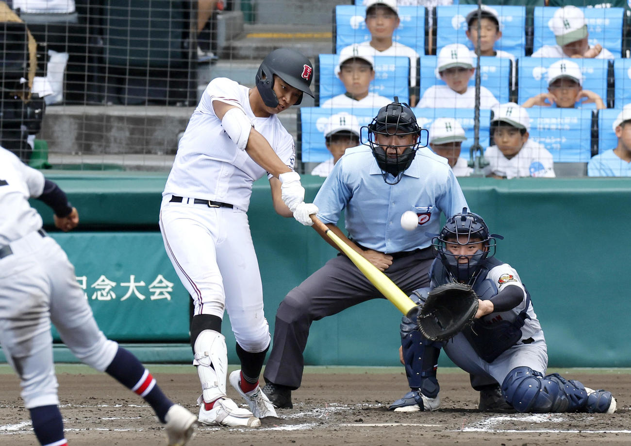立正大淞南対広陵　6回裏広陵2死満塁、真鍋は左に適時3点二塁打を放つ（撮影・上山淳一）