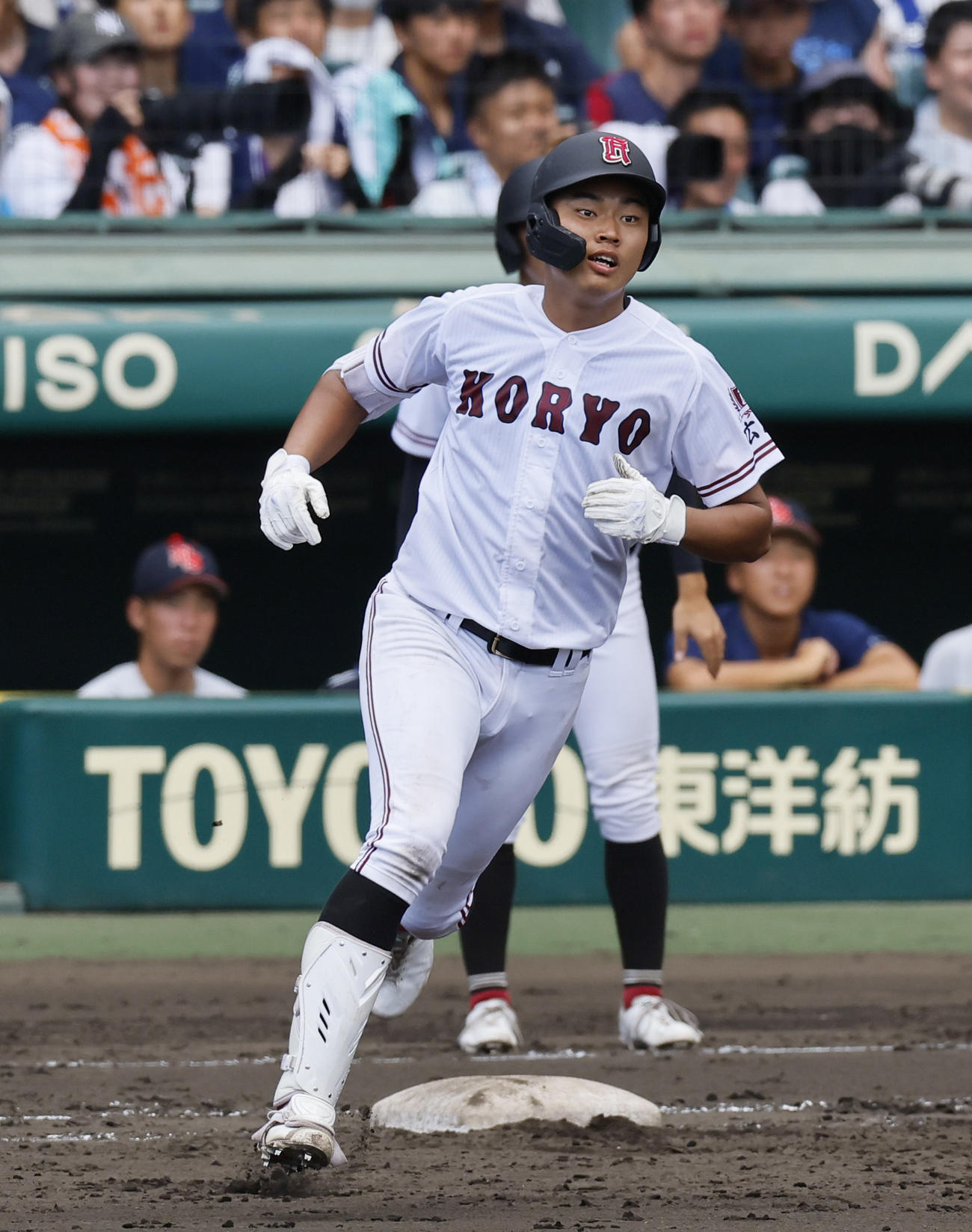 立正大淞南対広陵　6回裏広陵2死満塁、真鍋は左に適時3点二塁打を放ち二塁に向かう（撮影・上山淳一）