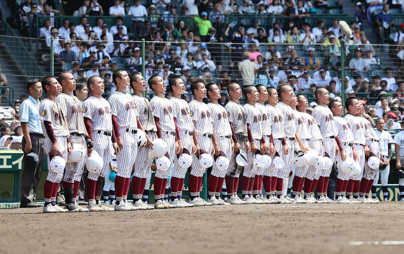 富山商対鳥栖工　甲子園初勝利を飾り校歌を歌う鳥栖工（2023年8月9日撮影）