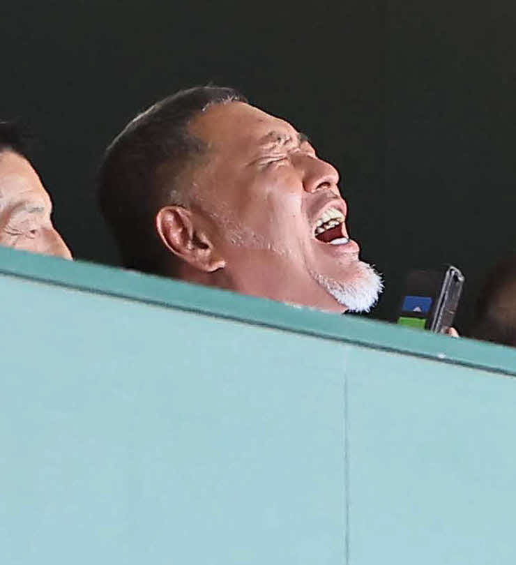 北陸対慶応　代打で登場した息子の勝児が左飛に倒れ悔しそうな表情を見せる清原和博氏（撮影・上田博志）