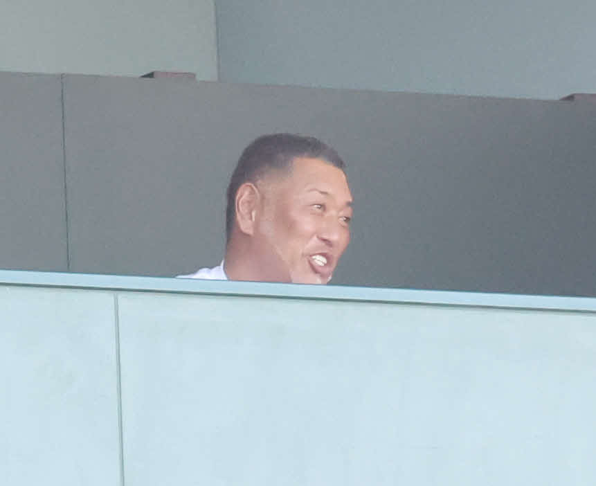 北陸対慶応　息子の慶応・勝児の応援に駆けつけた清原和博氏は笑顔を見せる（撮影・宮地輝）