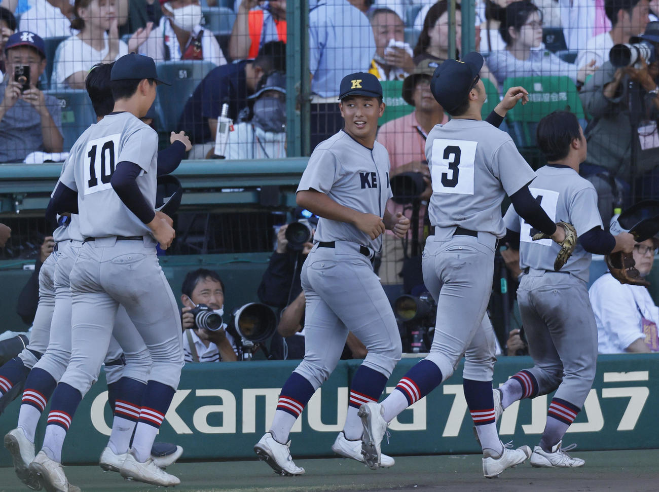 北陸対慶応　北陸に勝利し、笑顔の慶応清原（中央（撮影・藤尾明華）